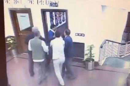 Men Attacks Delhi CM Arvind Kejriwal With Chilli Powder Viral Bizarre