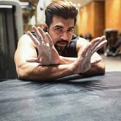 Arun Vijay&rsquo;s emotional reaction after Thadam FDFS | Watch Video!