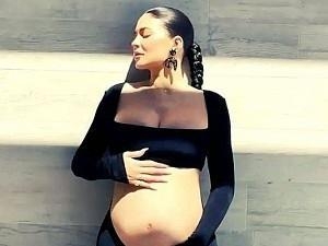 OMG! Pregnant actress goes completely nude for photoshoot - Fans in shock & anger! Here's why