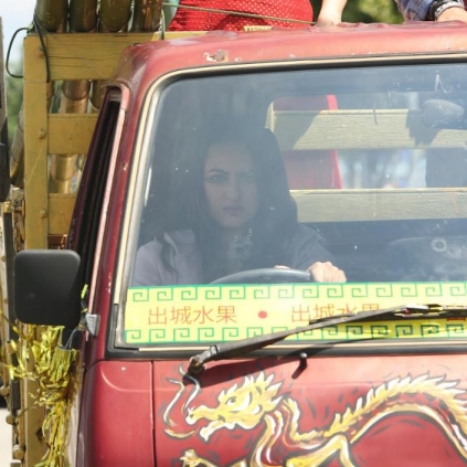 Sonakshi Sinha drives a heavy mini truck for Happy Phir Bhaag Jayegi